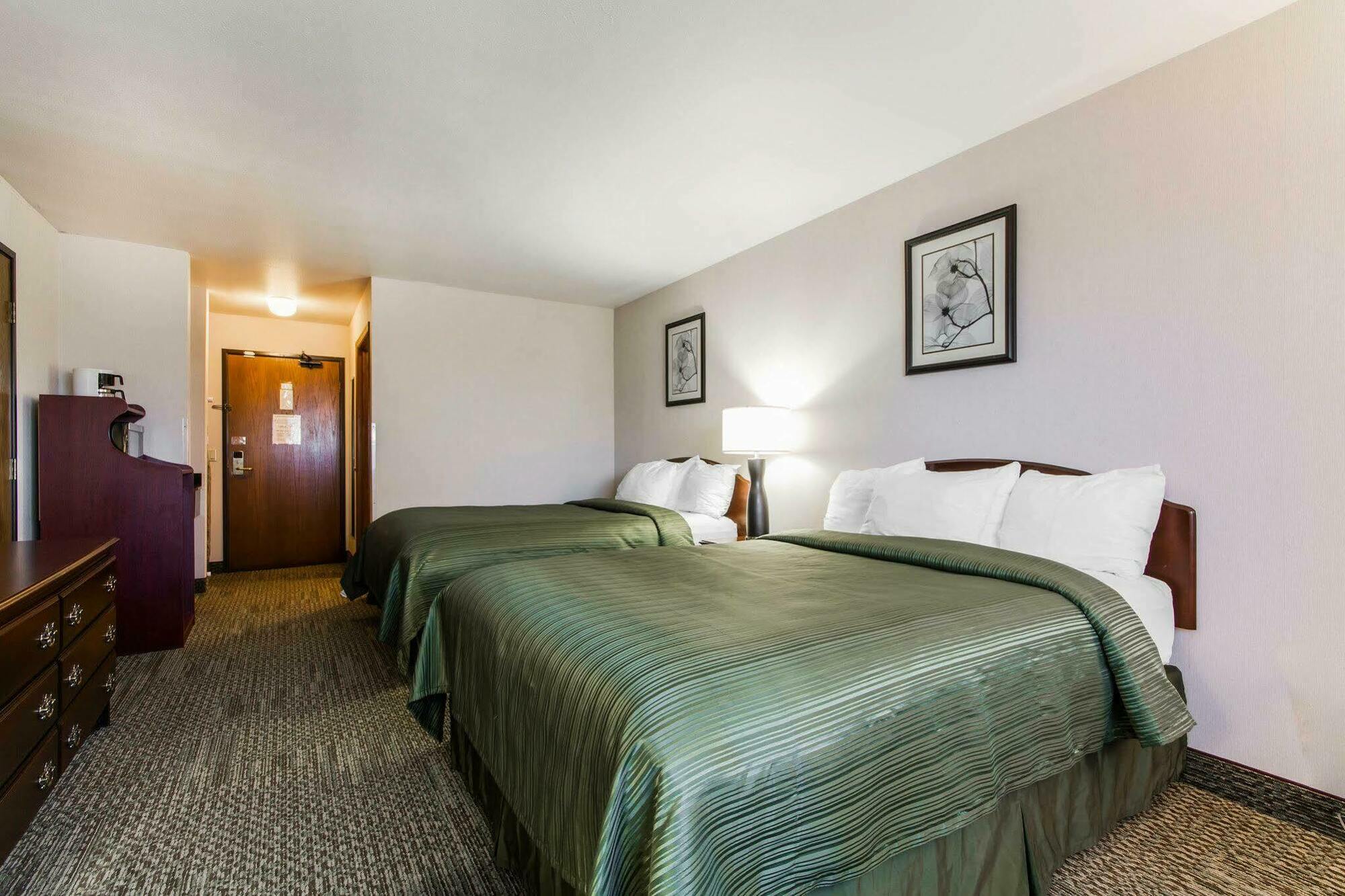 Quality Inn & Suites Stoughton - Madison South Room photo